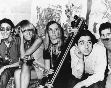 Building Utopia: The Role of Money in Communes